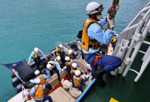 11管区の救助のスペシャリストが宮古に集結して実施された合同救難訓練＝28日、フェリーたらまゆう