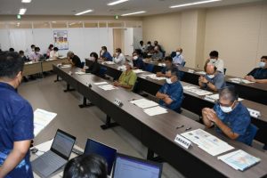 市の取り組み報告などを聞く推進本部のメンバーら＝１日、市役所