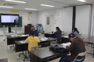 スクリーンを通して古文書の読み方を学んだ＝10日、宮古教育事務所