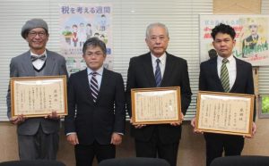 （左から）濱元さん、粟國署長、小禄さん、新里さん＝29日、宮古島税務署