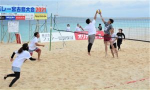 熱戦が展開された宮古島ビーチバレー大会２０２１＝13日、前浜ビーチ