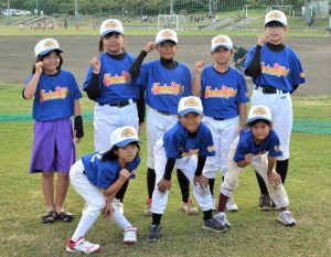 宮古初の女子学童野球チーム「美ぎ島ガールズ」のメンバー＝７日、市民球場サブグラウンド