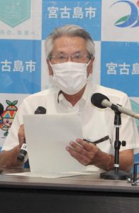 クーポン事業の実施を説明し、電子申請を呼び掛ける座喜味市長＝９日、市役所