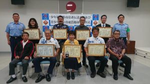 田場署長（右）から伝達、表彰された皆さん＝８日、宮古島警察署
