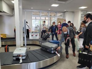 拡張された手荷物引渡所にはターンテーブルも設置されている＝11日、多良間空港