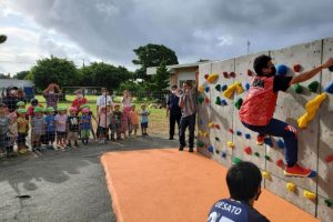 ボルダリングの基本的な使い方の指導が行われた＝多良間小