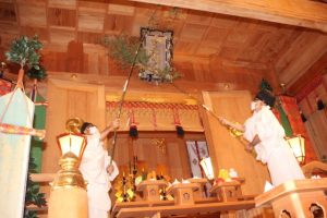 １年間のほこりを払い新年に備える恒例の神事「すす払い」＝25日、宮古神社