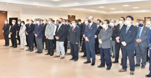 課長級以上が参加し、仕事納め式が行われた＝28日、市役所大ホール