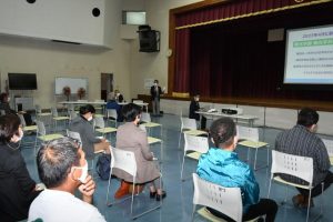 説明会で参加した地域住民らにあいさつする廣田教授（中央奥）＝３日、城辺公民館