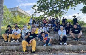 第０回「草刈り・掃除大作戦」に参加した地域住民とパニパニエンタテインメントのメンバーら＝２０２１年９月25日、旧伊良部中学校（写真提供・パニパニエンタテインメント）