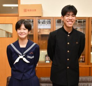 県育成選手に選ばれた下里さん（右）と伊波さん＝10日、久松中学校