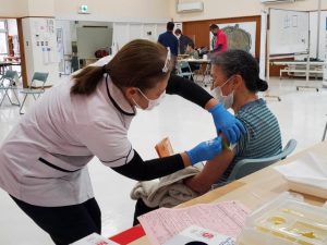 医療従事者を対象に３回目のワクチン接種が始まった＝18日、村コミュニティー施設