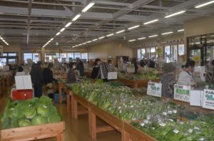 地元産の野菜が即売されているあたらす市場