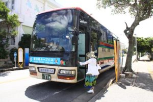 ７月12日から９月５日に実証運行された宮古島ループバス。期間中に延べ５６４８人が利用した＝７月12日、北小学校前