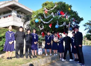海岸の漂着物を活用した手作りクリスマスツリーと生徒会役員の皆さん＝16日、北中学校