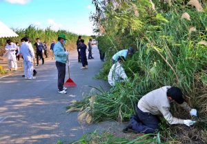 約150人の参加者がマスク姿で作業に汗を流した=6日、下地内原地区