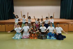 子供から大人までが参加し、フラダンスを学んでいる＝上野公民館