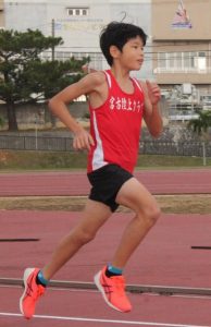 記録更新を目指す新里颯一朗