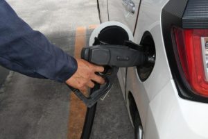 全国的に高騰しているガソリン価格。宮古島の価格は全国、県平均を上回る高値となっている＝27日、市内のガソリンスタンド
