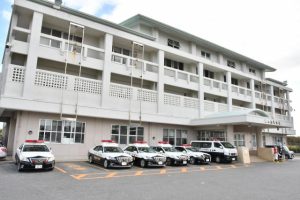 県警本部から応援で警察官が派遣された宮古島警察署＝12日、平良西里