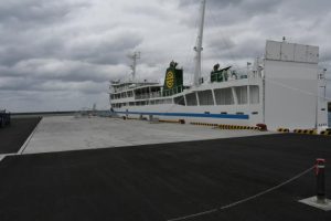 ８日に供用開始式が行われる第４埠頭と新造船の「フェリーたらまⅢ」＝６日、平良港
