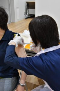 モデルナ社製ワクチンを接種する市職員＝21日、市保健センター