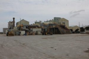 原料不足で操業を停止している宮古製糖城辺工場＝22日、城辺砂川