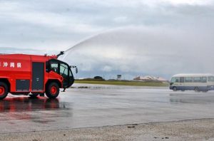 訓練では関係機関がそれぞれの役割を確認するとともに、化学消防車による消火活動も行った＝22日、宮古空港旧エプロン