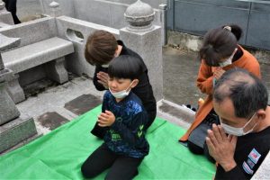 旧十六日祭では先祖に手を合わせ供養が行われた＝16日、袖山墓地公園