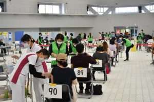 モデルナ社製のワクチンを使用して行われた集団接種＝12日、ＪＴＡドーム宮古島