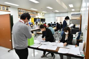 県立高校一般入試の願書受け付けが始まった＝８日、宮古総合実業高校