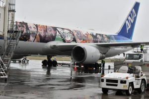 宮古に初着陸した「『鬼滅の刃』じぇっと―壱―」＝18日、宮古空港