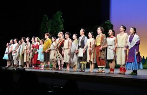 美しく、迫力ある舞台を披露した劇団四季のファミリーミュージカル＝２月27日、マティダ市民劇場