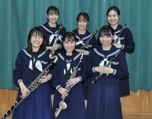 九州大会で銀賞を獲得したクラリネット六重奏のメンバー＝２日、宮古高校