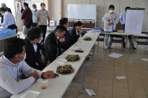 もずく酢や天ぷらを試食しながら現況を質問する市議ら＝９日、宮古島漁港