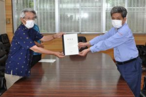 平良支部長（右）に処遇改善の働き掛けを求める座喜味市長（左）＝27日、宮古建設会館