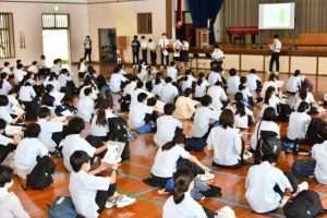 城東中の生徒がＹＳＦＪＨの生徒たちの前で横浜についての調査内容を発表した＝25日、城東中学校体育館