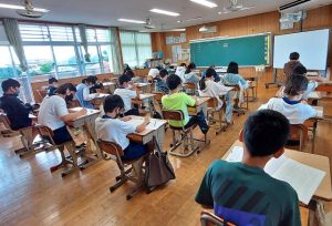 宮古島市でも小学校６年生と中学３年生が参加して行われた全国学力テスト＝19日、平良第一小学校