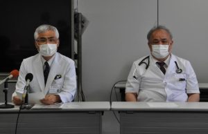 一般外来制限に理解を求める岸本院長（左）。右は米田恵寿副院長＝９日、宮古病院