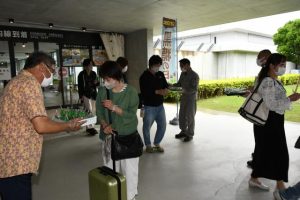 「黒糖の日」にちなんだＰＲキャンペーンで来島者に黒糖が無料配布された＝９日、みやこ下地島空港ターミナル