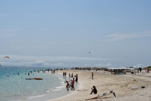 多くの観光客らでにぎわう前浜ビーチ＝６日、市下地与那覇