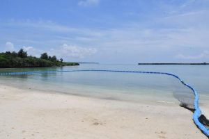 海水浴シーズン到来でハブクラゲ侵入防止ネットが設置された＝３日、パイナガマビーチ