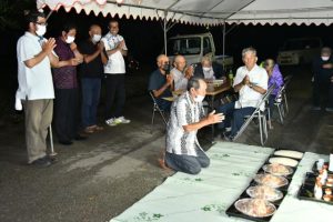 祭場ではシュリ魚を供え神に祈りをささげ、長老たちが神歌を歌った＝８日、多良間村塩川