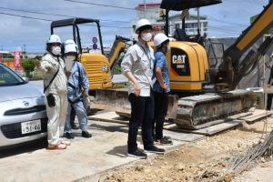 工事現場では適正な解体分別などが行われているか聞き取り調査が行われた＝13日、平良西里