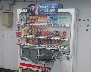 前の扉が壊されこじ開けられている自動販売機＝10日、東平安名崎