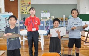 ５、６年生の複式学級で教育実習に奮闘する仲地楓華さん（左から２人目）＝７日、福嶺小学校（写真撮影時はマスクを外してもらいました）