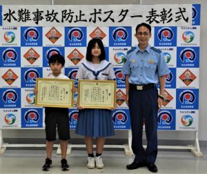 仲宗根署長（右）から岸本さん（中央）、久井君に表彰状が伝達された＝５日、宮古島警察署