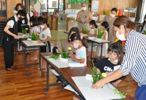子供たちが伝統文化の生け花に触れた＝27日、下地児童館