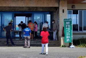 ＰＣＲ検査を受けるため多くの村民が検査場へ訪れた＝23日、前泊港シードリーム多良間