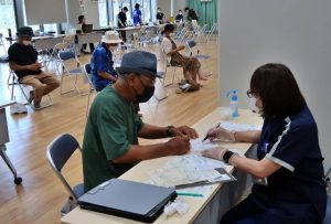 ３２５人が受診した第１回集団健診の様子＝４日、市保健センター